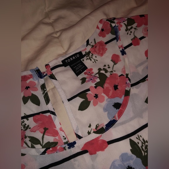 Torrid Flowy Flowery Top, 1X/14-16 - Picture 2 of 5